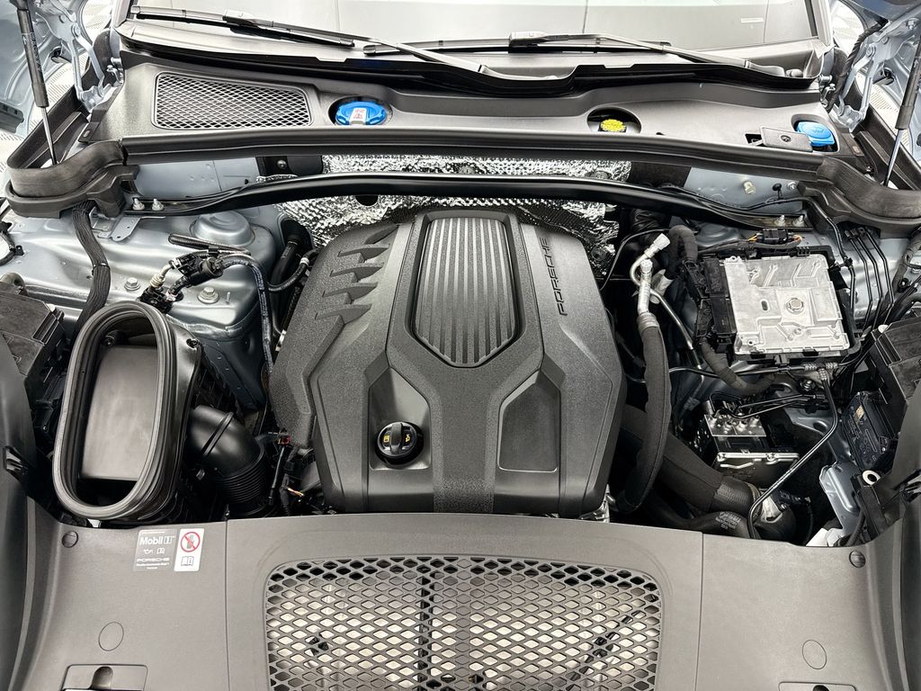 Thumbnail: 2025 Porsche Macan - 30