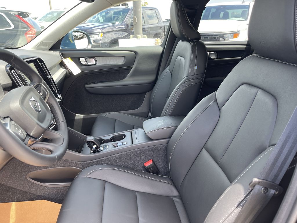 2025 Volvo XC40 B5 Core photo