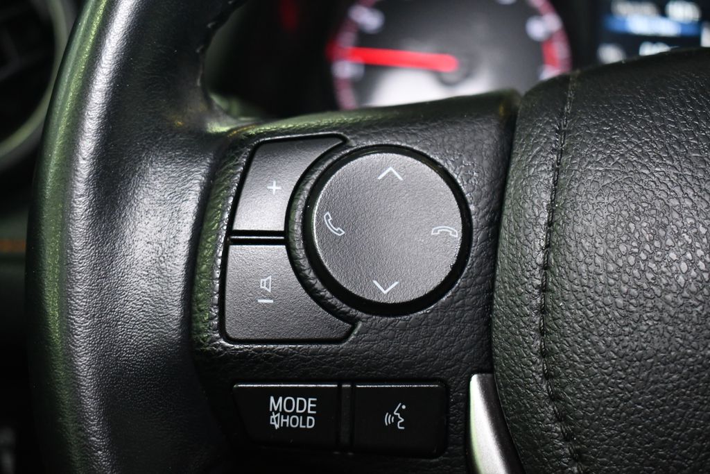 Thumbnail: 2018 Toyota RAV4 - 21