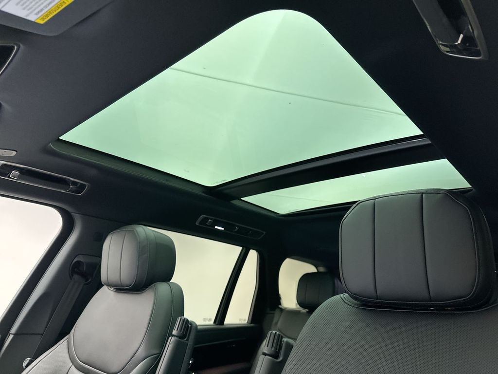 2025 Land Rover Range Rover SE 10