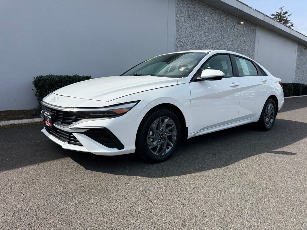 Serenity White 2025 Hyundai Elantra Hybrid Blue FWD Sedan Front-Wheel Drive 6-Speed Dual Clutch