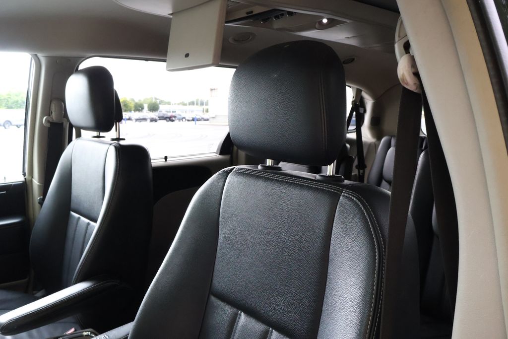 Thumbnail: 2013 Chrysler Town & Country - 28