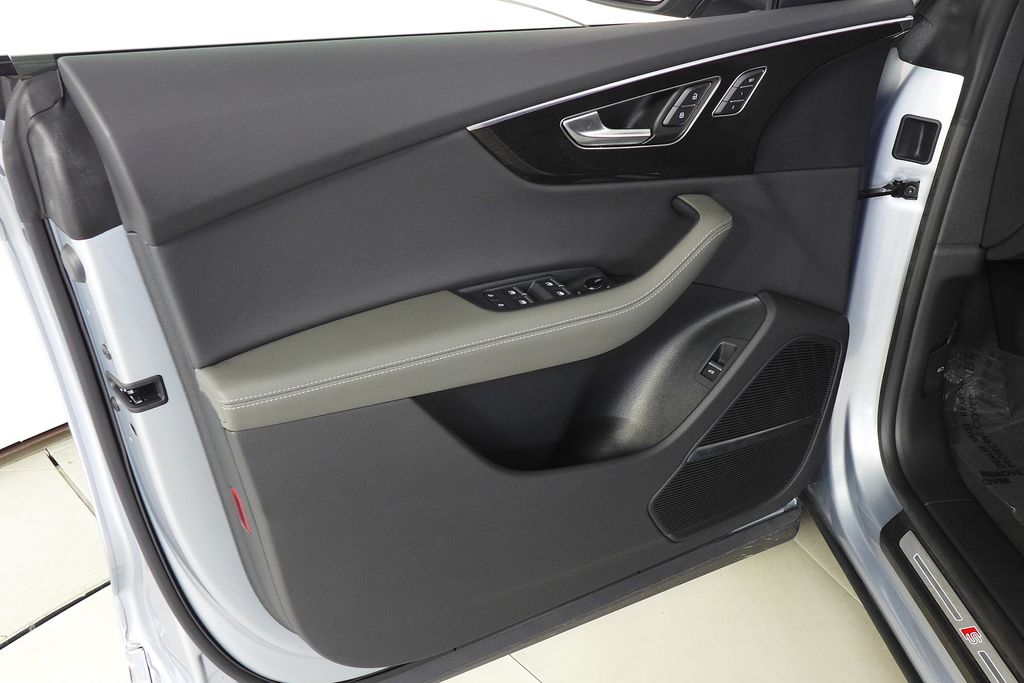 Thumbnail: 2024 Audi Q8 - 11