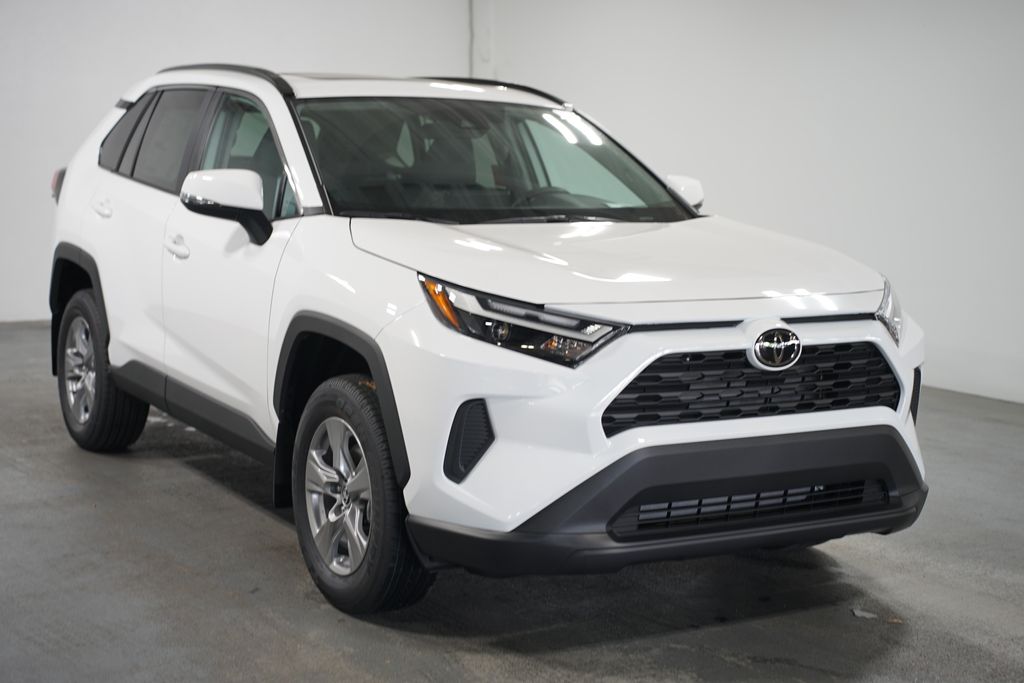 2025 Toyota RAV4 XLE 3