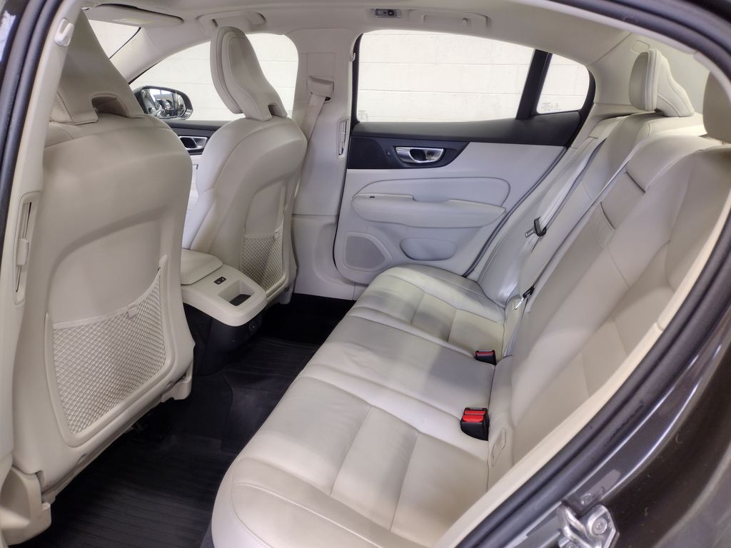 2021 Volvo S60 T6 Momentum