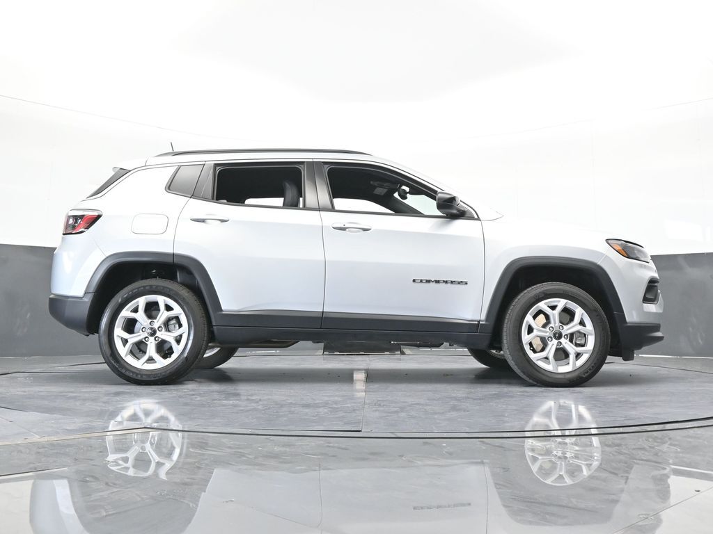 Used 2025 Silver Zynith Metallic Clearcoat Jeep Latitude image 31