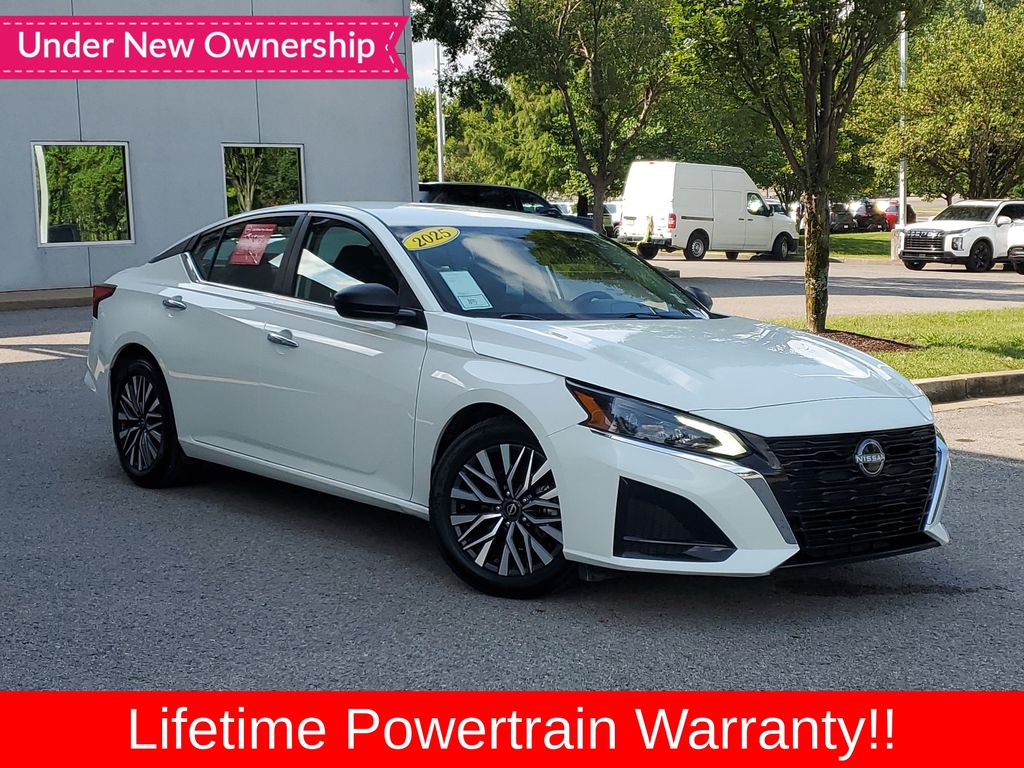 Glacier White 2025 Nissan Altima Sedan Front-Wheel Drive Continuously Variable Transmission
