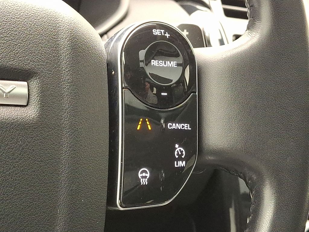 Thumbnail: 2019 Land Rover Discovery - 24