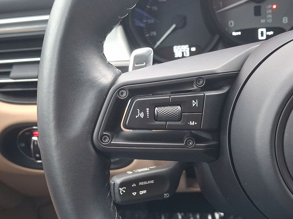 Thumbnail: 2022 Porsche Macan - 21