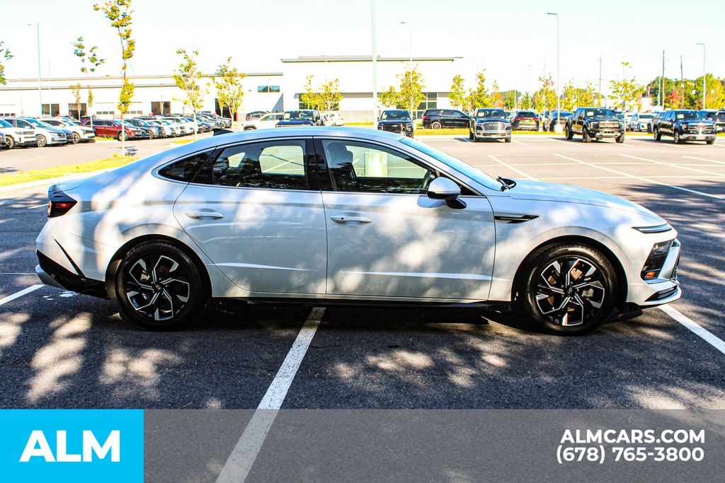 Used 2025 White Hyundai SEL image 8