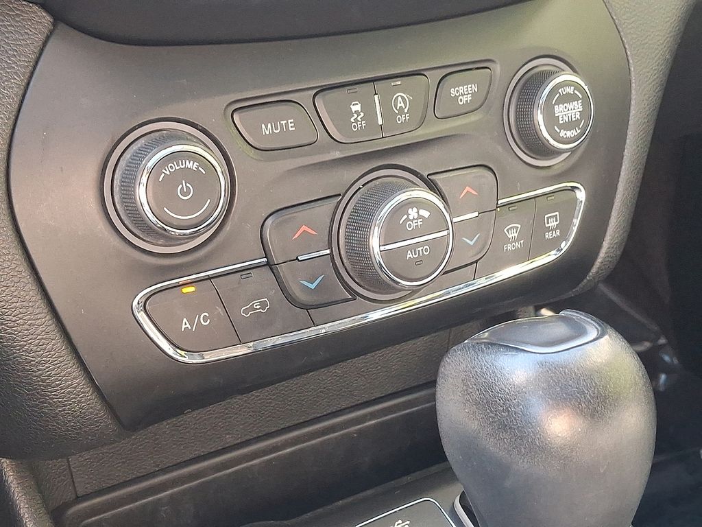 Thumbnail: 2019 Jeep Cherokee - 16