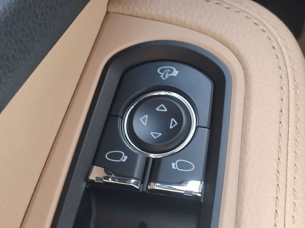 Thumbnail: 2025 Porsche Macan - 26