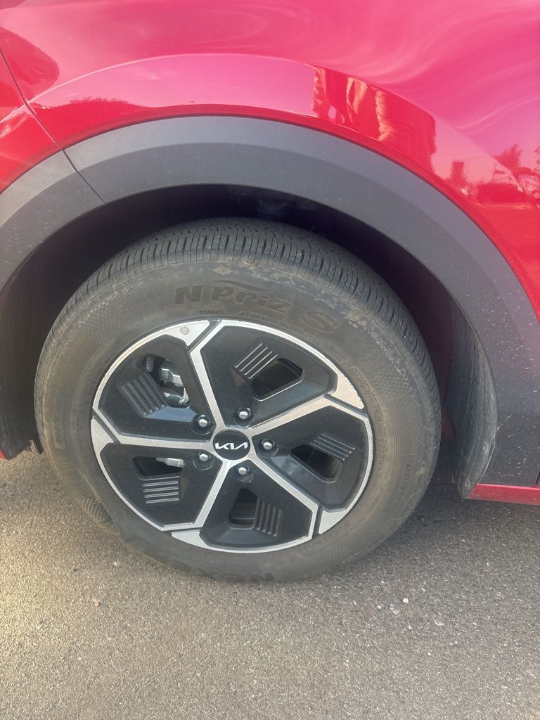 Thumbnail: 2023 Kia Niro - 8