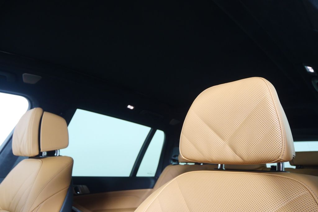 Thumbnail: 2026 BMW X7 - 13