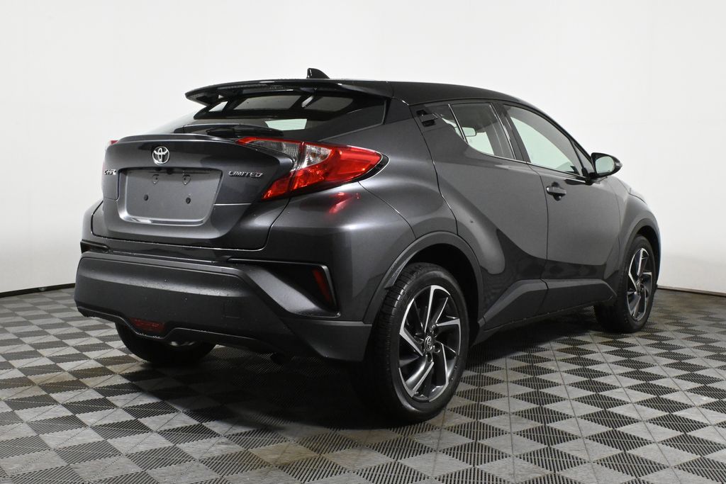 2022 Toyota C-HR XLE 8