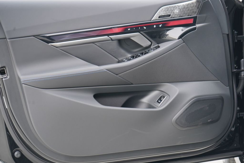 Thumbnail: 2026 BMW 5 Series - 10