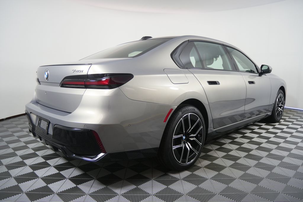 Thumbnail: 2026 BMW 7 Series - 3