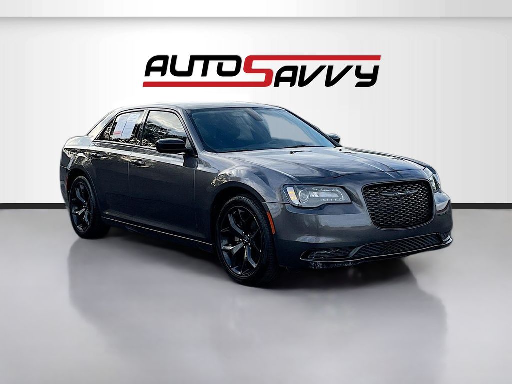 2022 Chrysler 300 Touring's photo