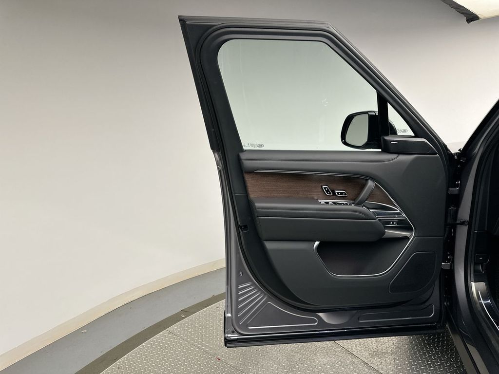 2025 Land Rover Range Rover SE 8