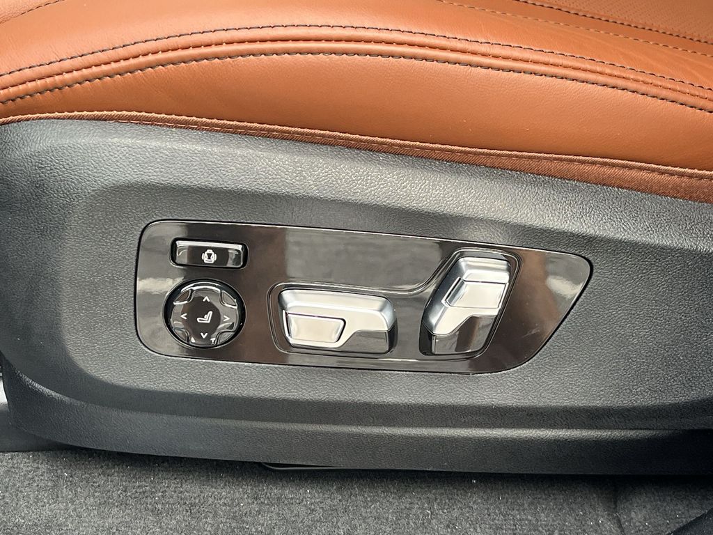 Thumbnail: 2026 BMW X7 - 12