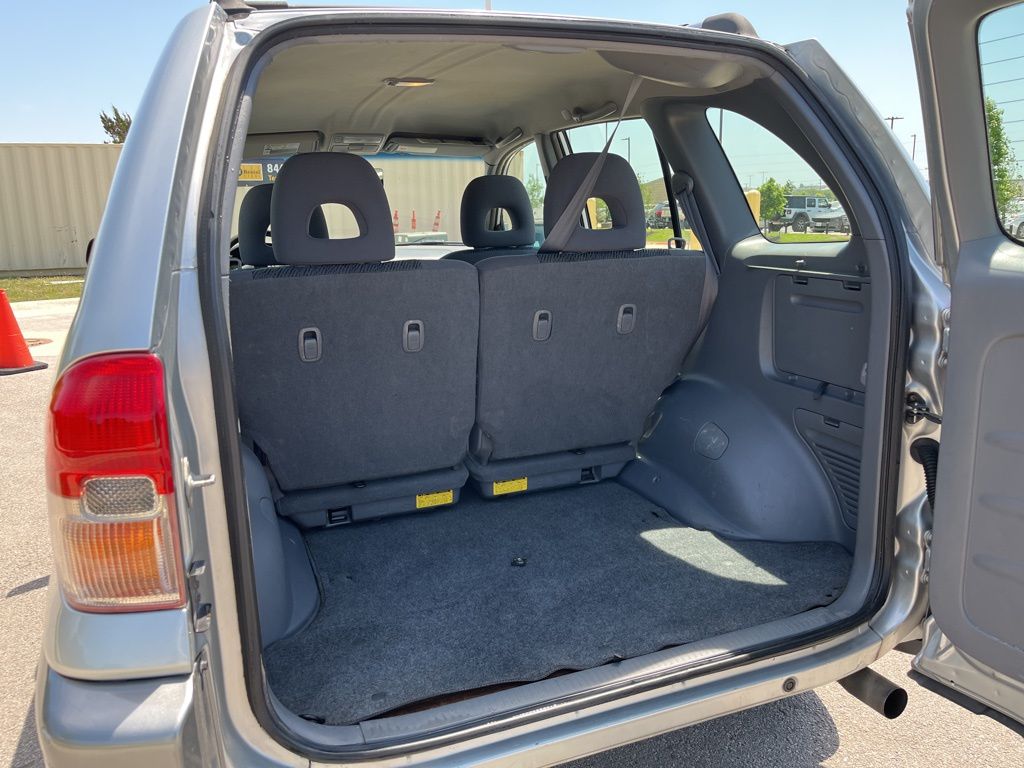 2003 Toyota RAV4 Base 9