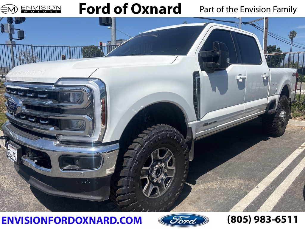 White Metallic 2025 Ford F-250 Super Duty Lariat Crew Cab 4WD Pickup Truck Four-Wheel Drive Automatic