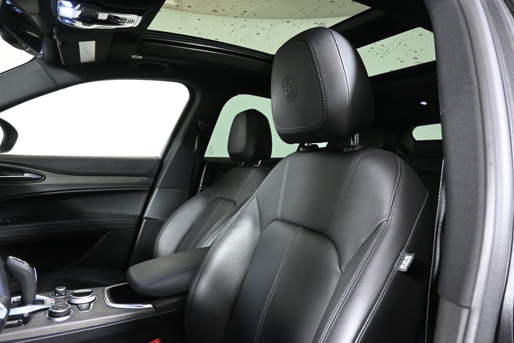 Thumbnail: 2022 Alfa Romeo Stelvio - 4