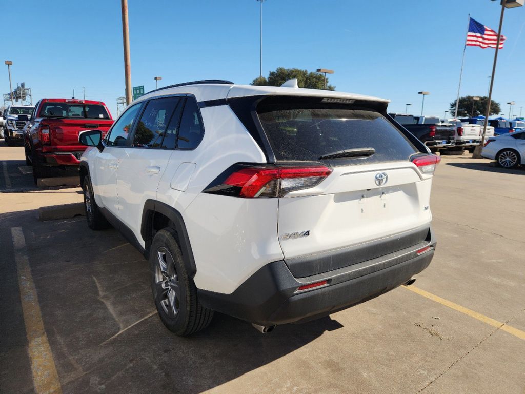 2022 Toyota RAV4 XLE 3