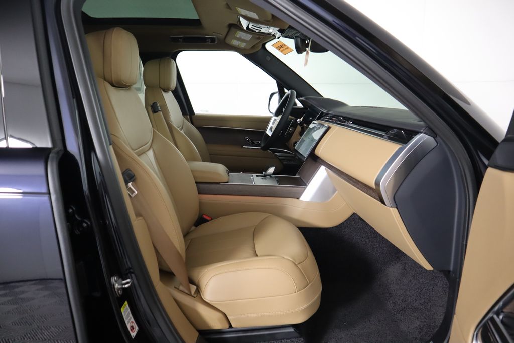 2025 Land Rover Range Rover SE 21