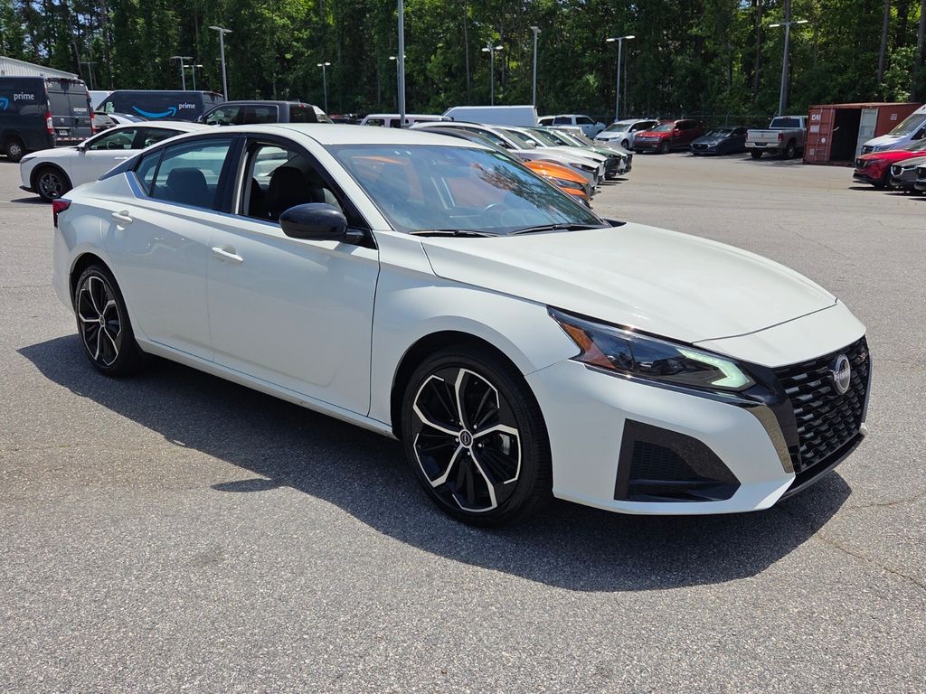Glacier White 2025 Nissan Altima 2.5 SR FWD Sedan Front-Wheel Drive Continuously Variable Transmission