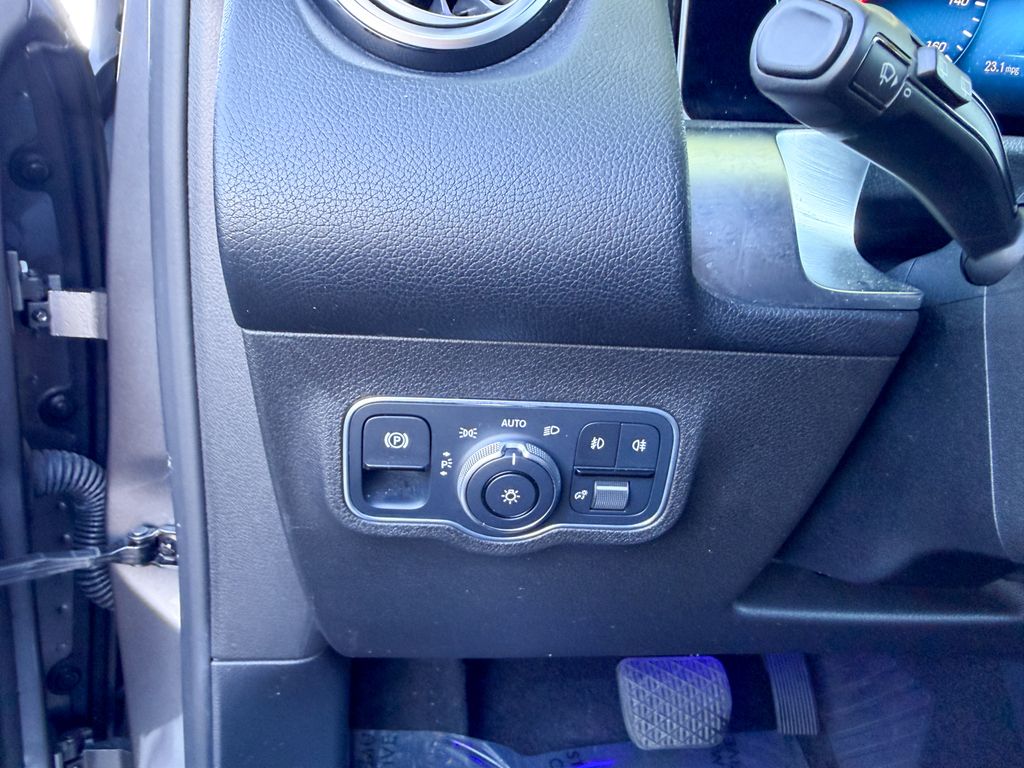 Used 2020  Mercedes-Benz GLB 250 image 20