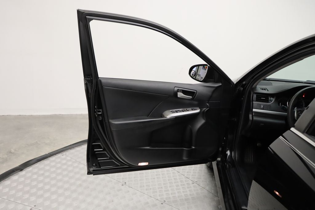 2014 Toyota Camry SE 16