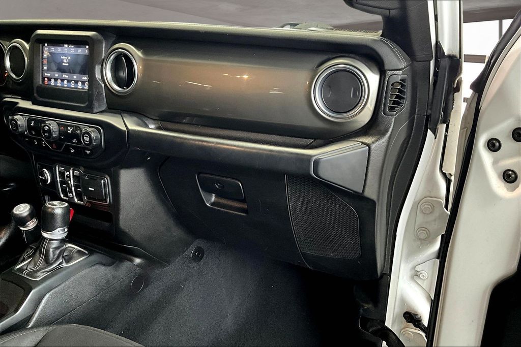 Used 2019 White Jeep Unlimited Sahara image 17