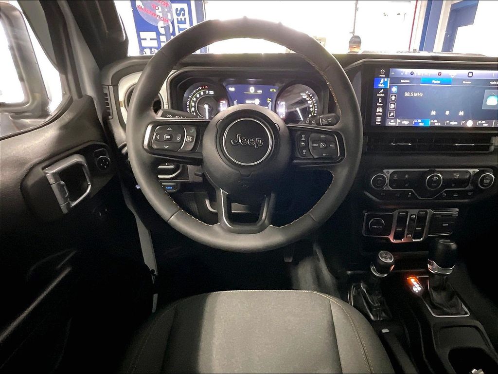 2024 Jeep Wrangler — photo 17