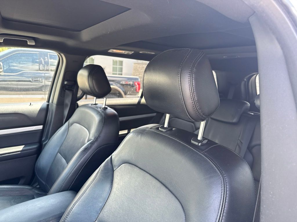 2017 Oxford White Ford Explorer XLT FWD SUV