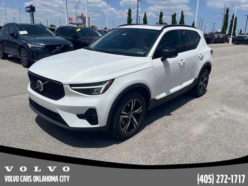 2023 Volvo XC40 B4 Plus Dark Theme