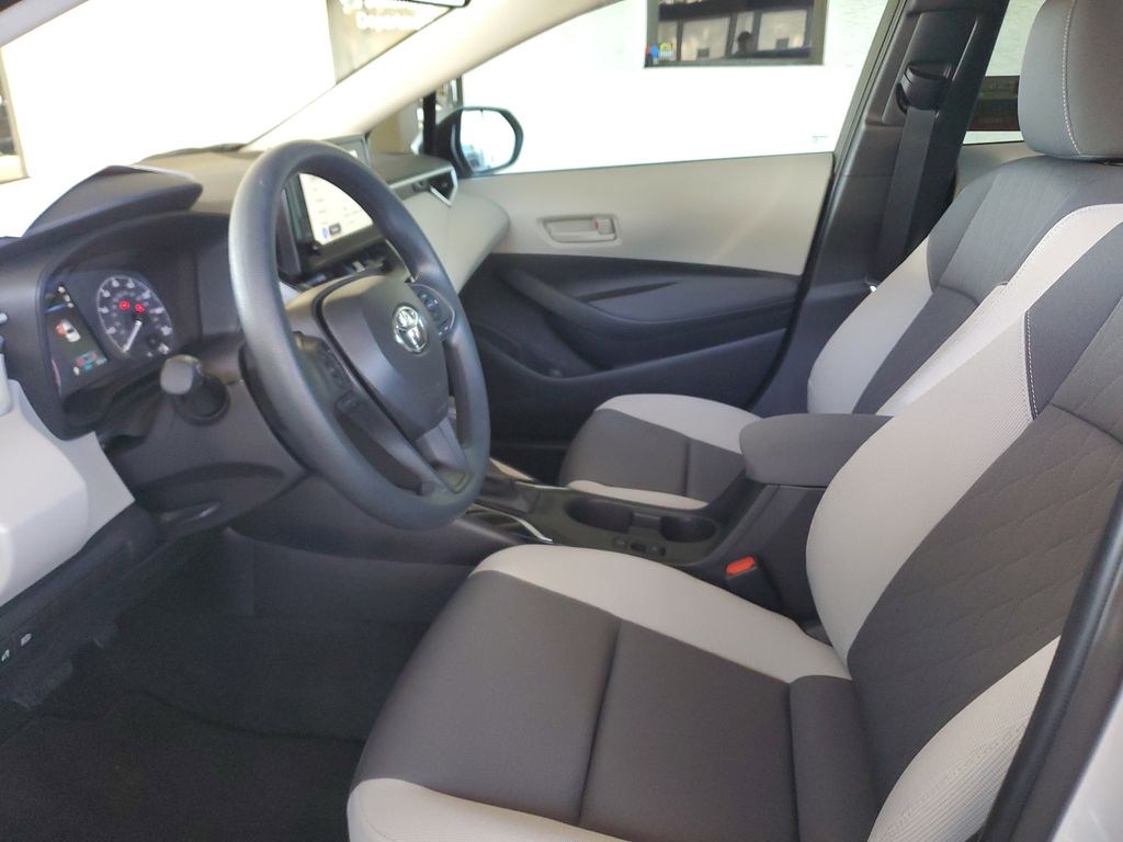 2025 Toyota Corolla LE photo 13
