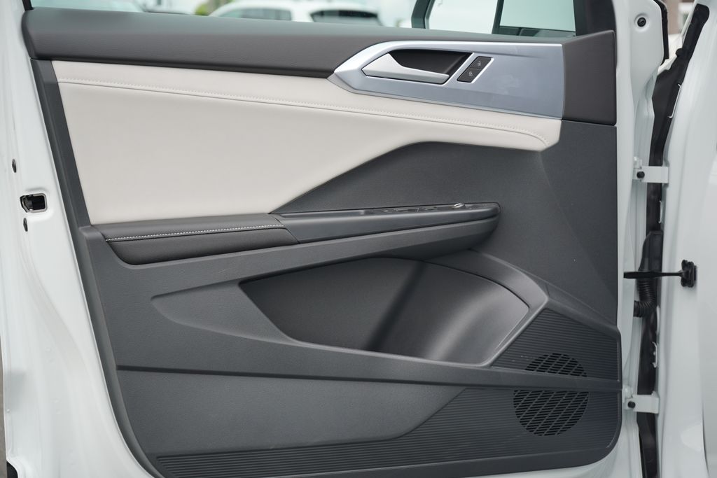 2025 Volkswagen Taos SE 19