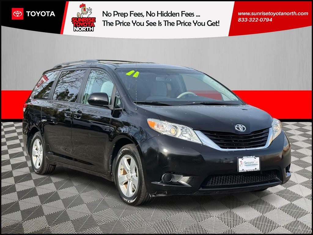 2011 Toyota Sienna LE's photo