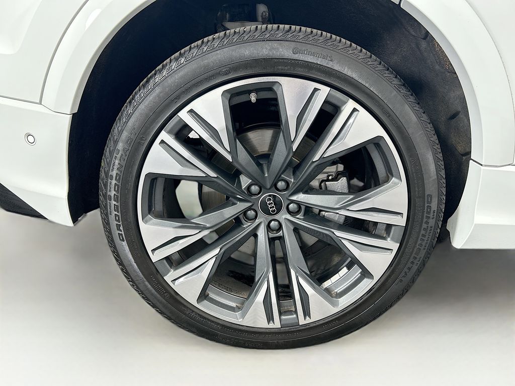 Thumbnail: 2025 Audi Q8 - 32