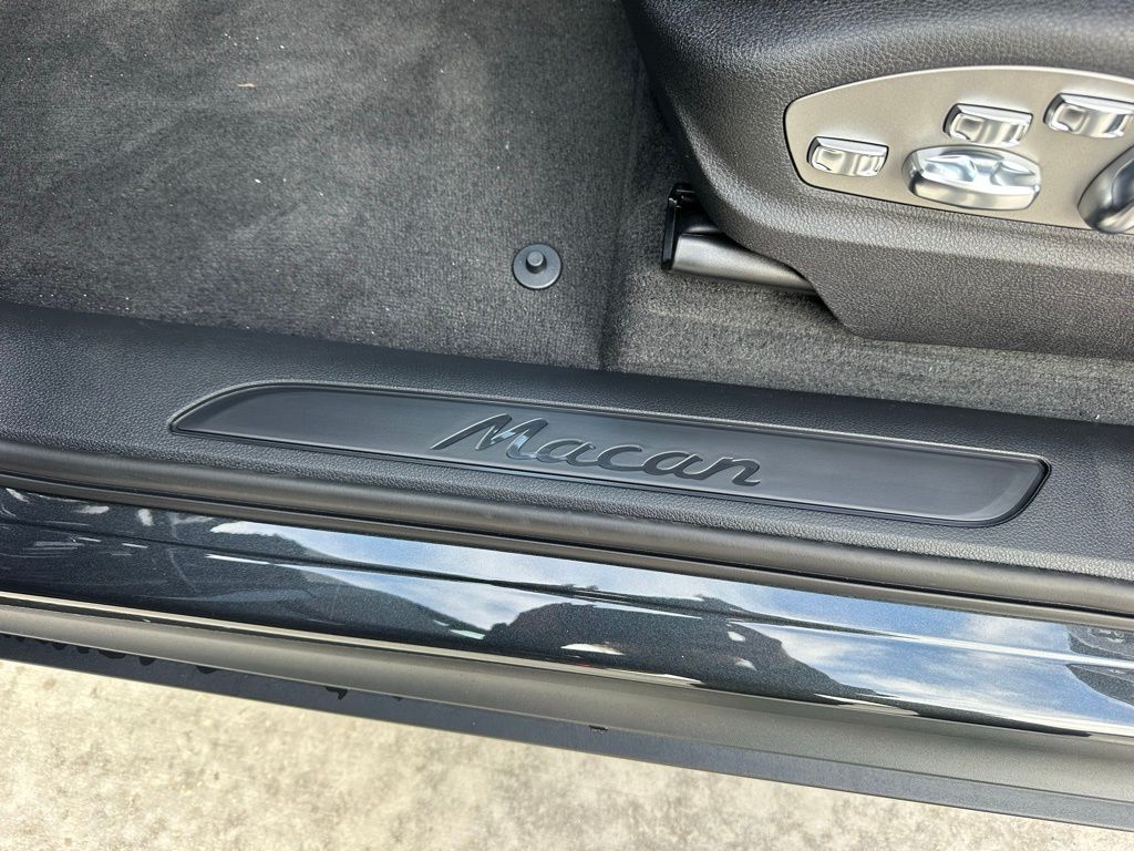 Thumbnail: 2026 Porsche Macan - 23