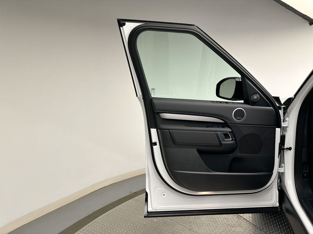 Thumbnail: 2025 Land Rover Discovery - 8