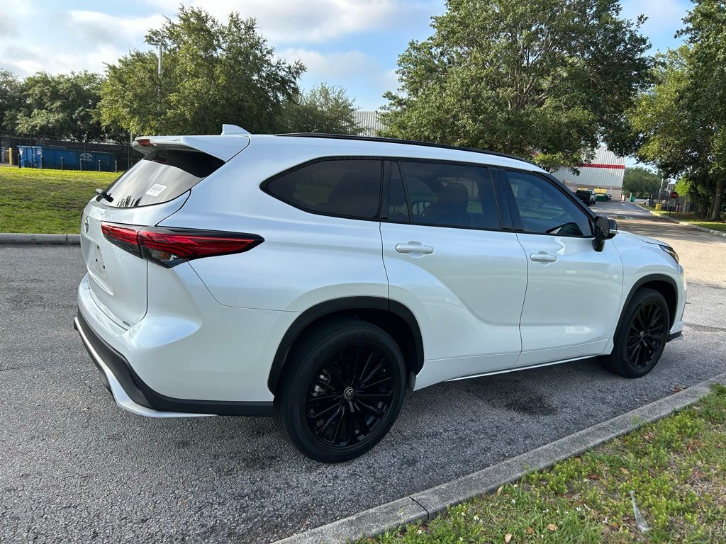 Thumbnail: 2023 Toyota Highlander - 6