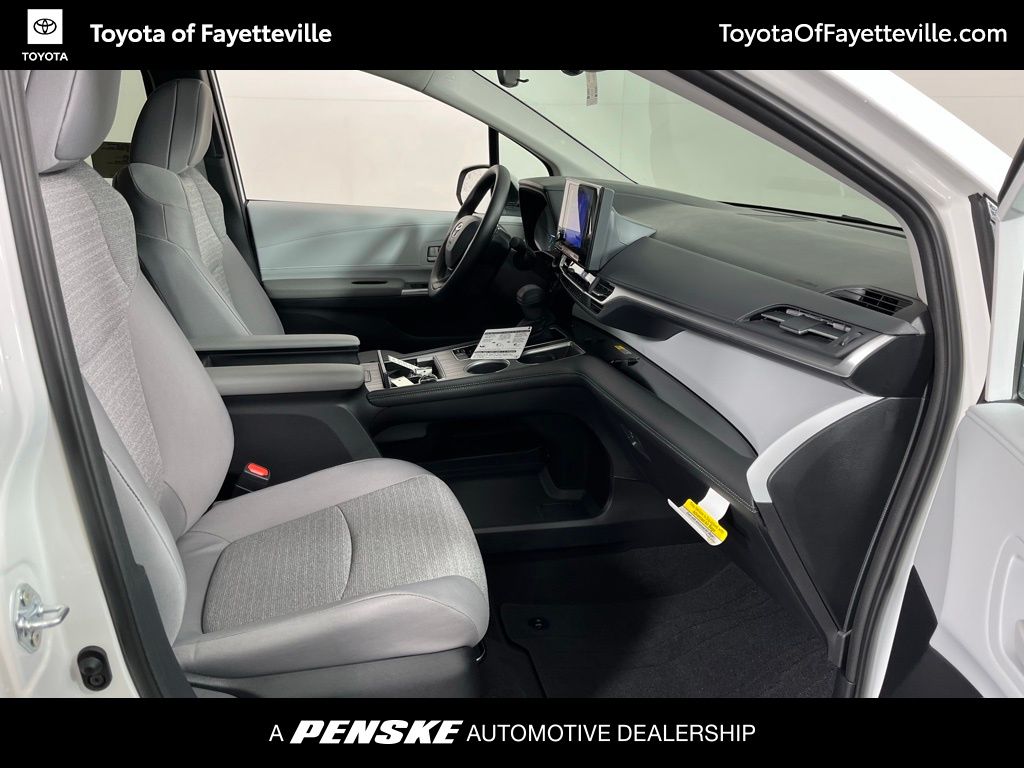 2025 Toyota Sienna LE 6
