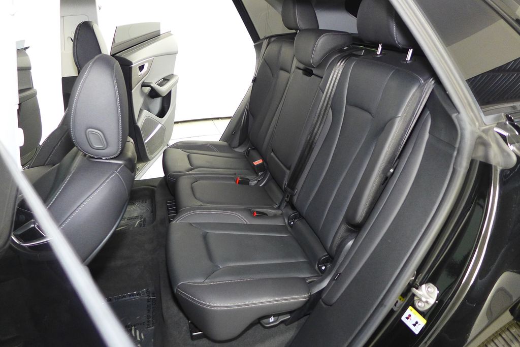 Thumbnail: 2023 Audi Q8 - 21