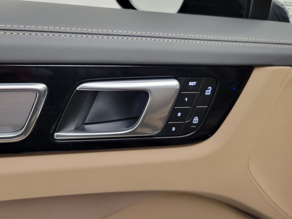 Thumbnail: 2023 Porsche Cayenne - 31