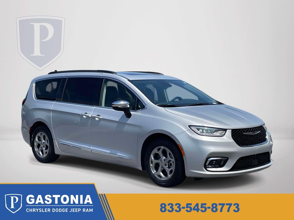 2023 Chrysler Pacifica Limited's photo