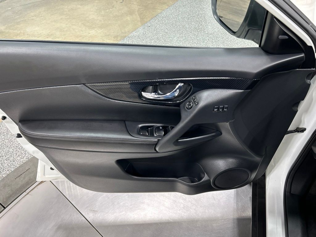 used 2019 Nissan Rogue car, priced at $17,917