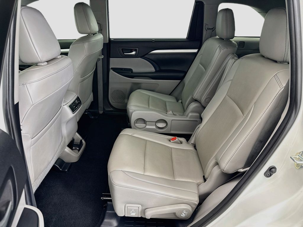 Thumbnail: 2019 Toyota Highlander - 19