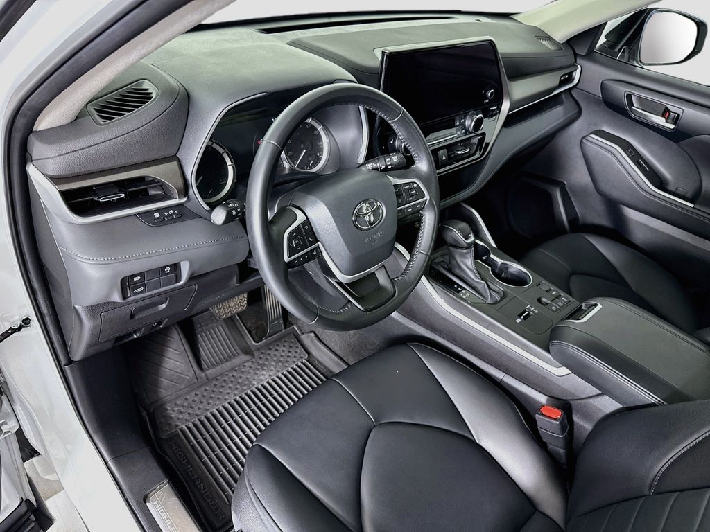 Thumbnail: 2023 Toyota Highlander - 9